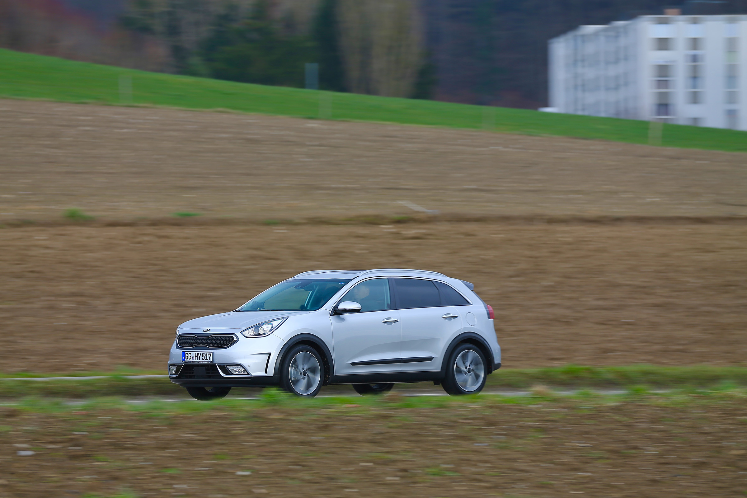 Kia Niro 2016 review - side tracking 3