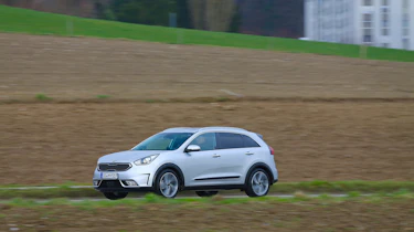 Kia Niro 2016 review - side tracking 3