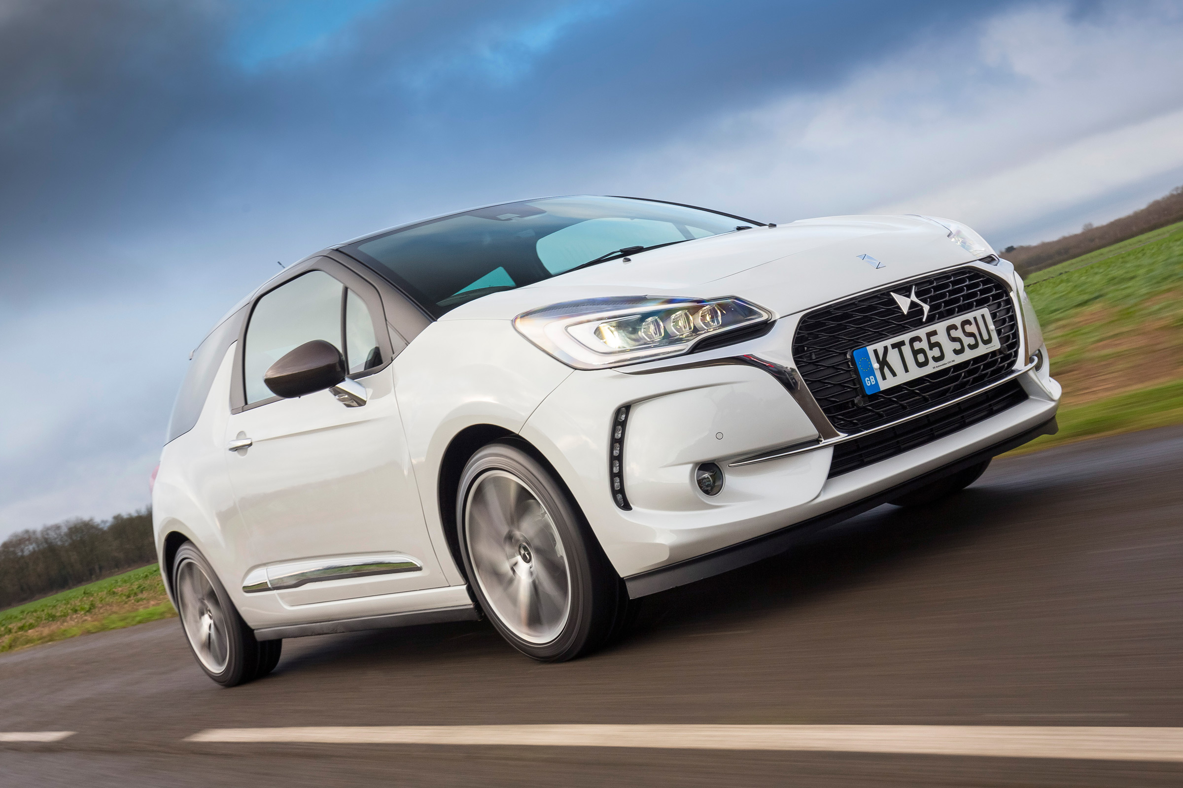 DS 3 hatchback 2016 review - crop front tracking