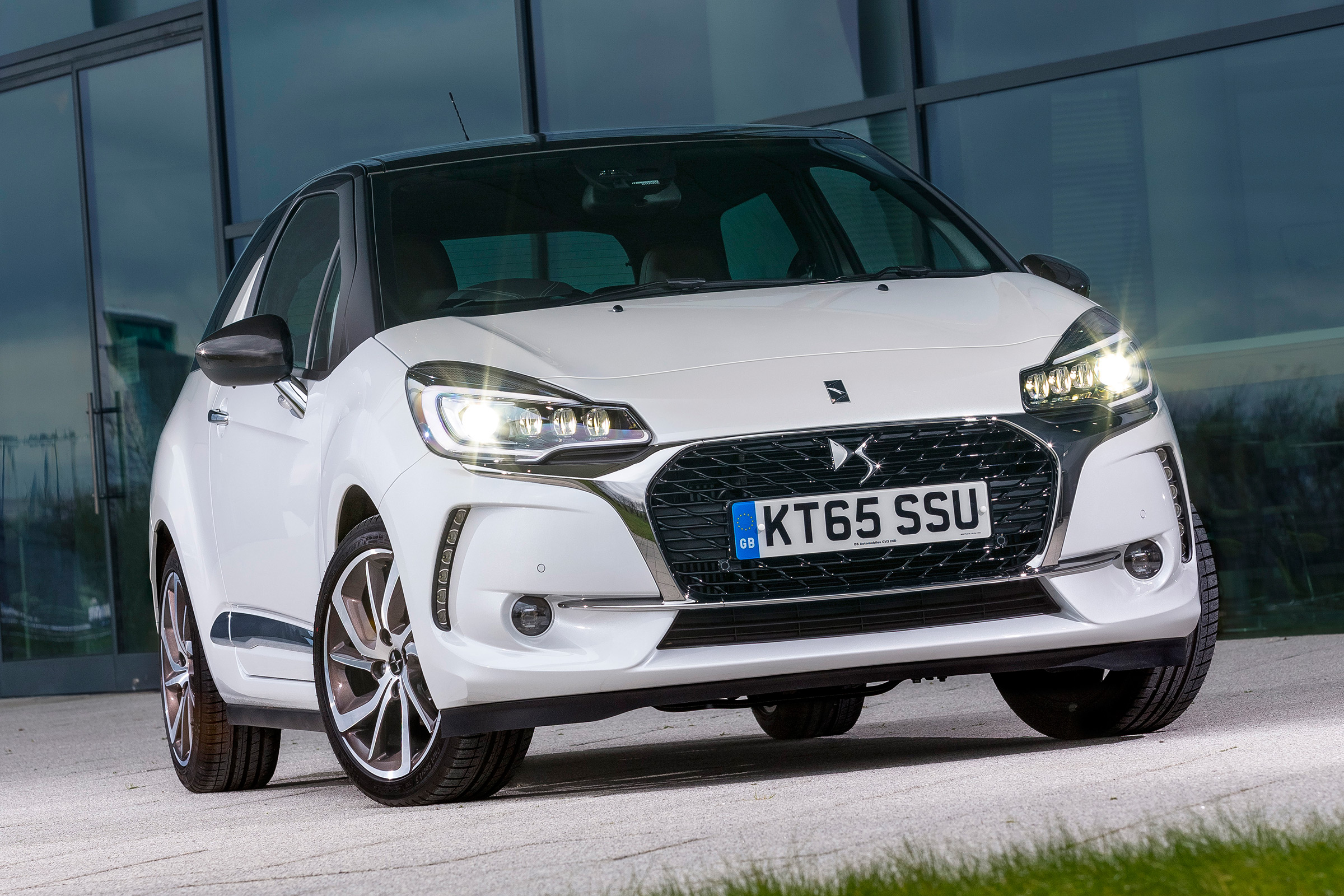 DS 3 hatchback 2016 review - front quarter 2