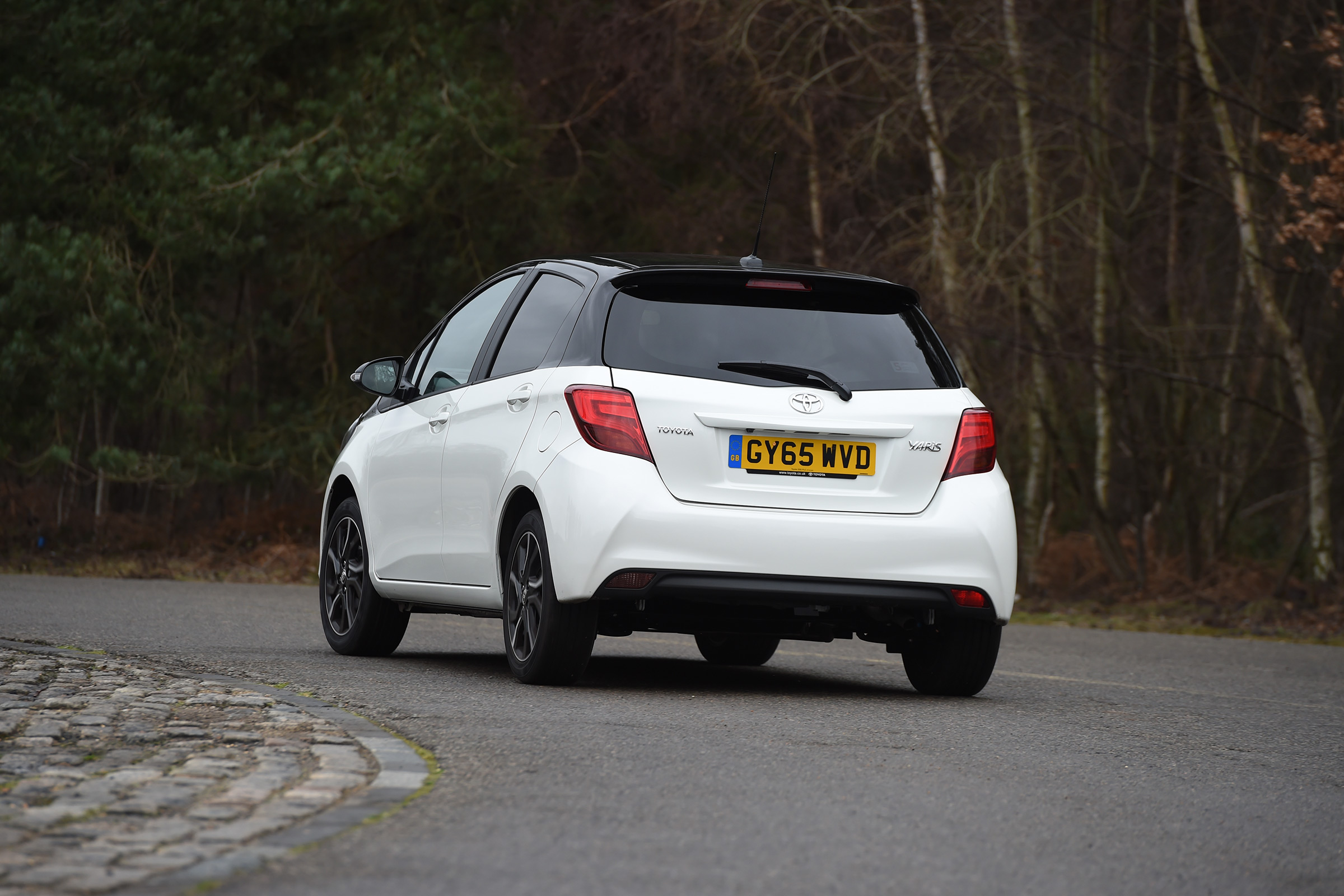 Toyota Yaris Design Bi-Tone 2016 - rear cornering