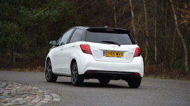 Toyota Yaris Design Bi-Tone 2016 - rear cornering