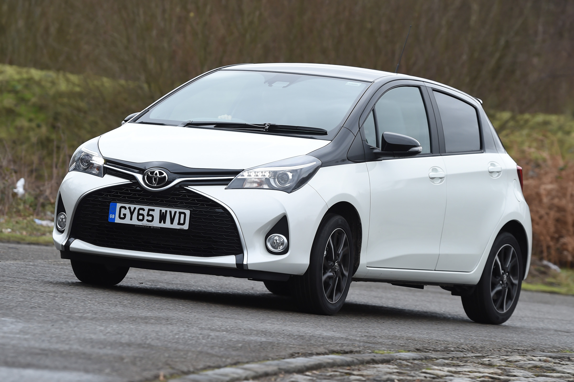 Toyota Yaris Design Bi-Tone 2016 - crop