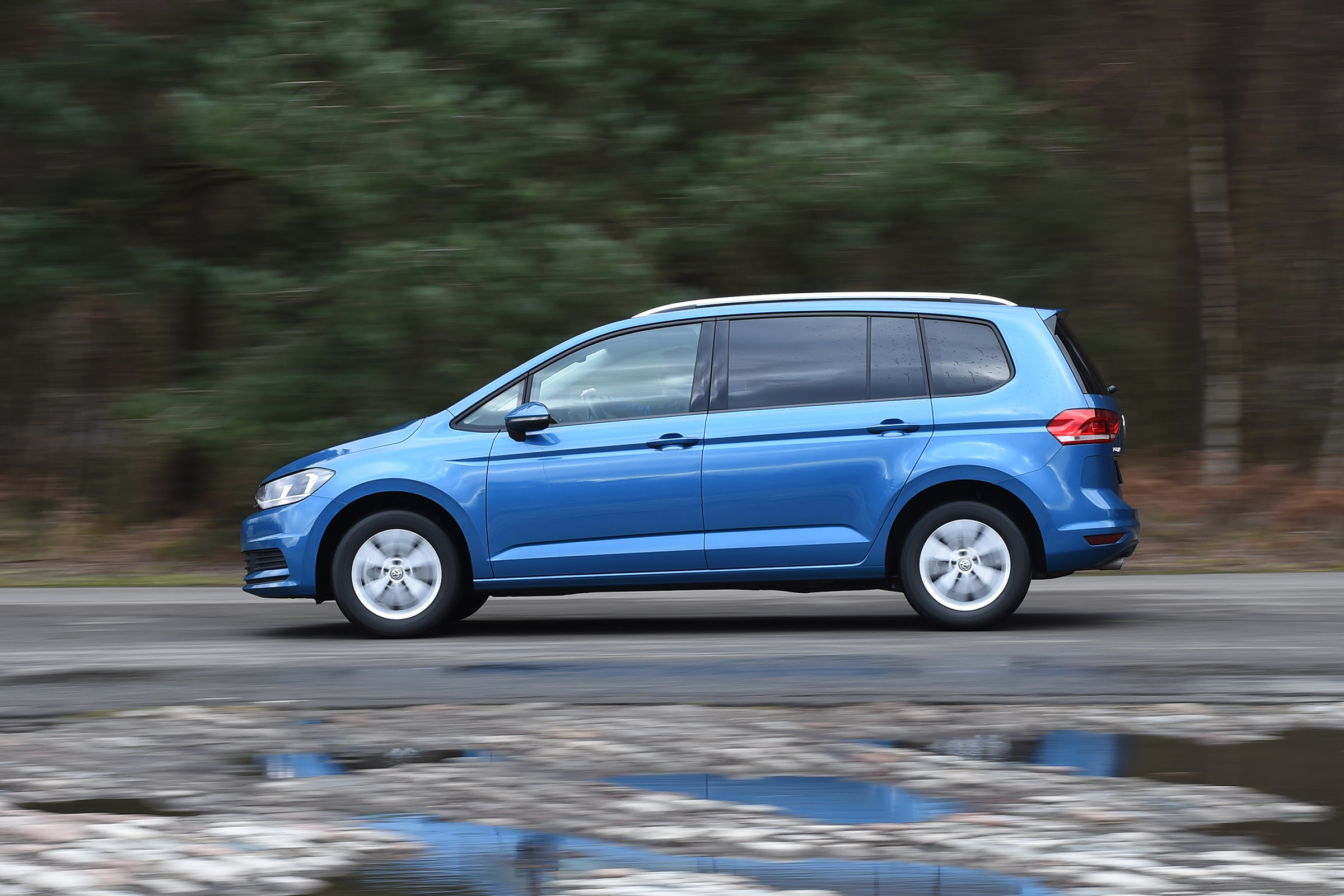 Volkswagen Touran - side