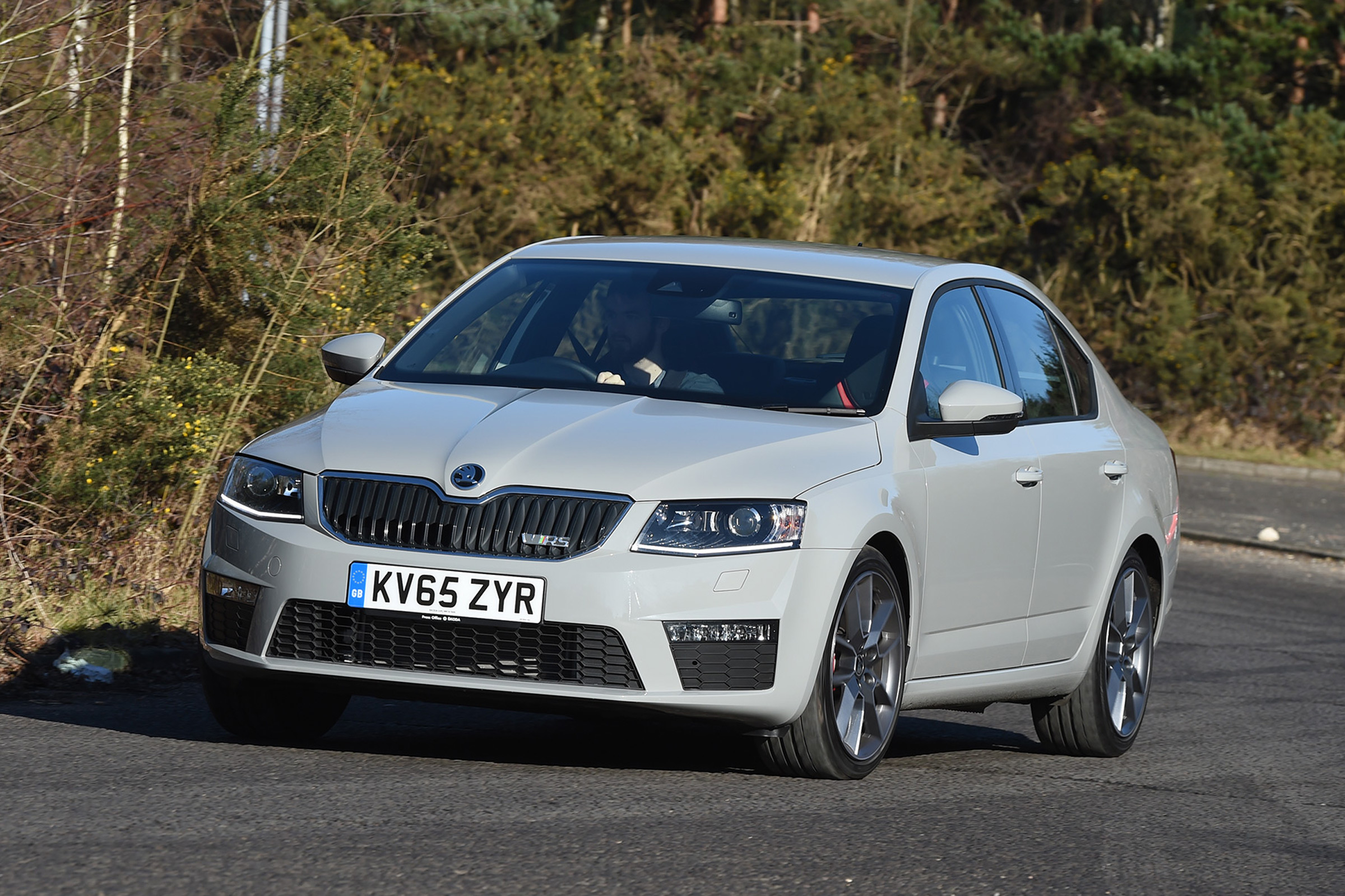 Skoda Octavia vRS 4x4 2016 UK - crop front cornering
