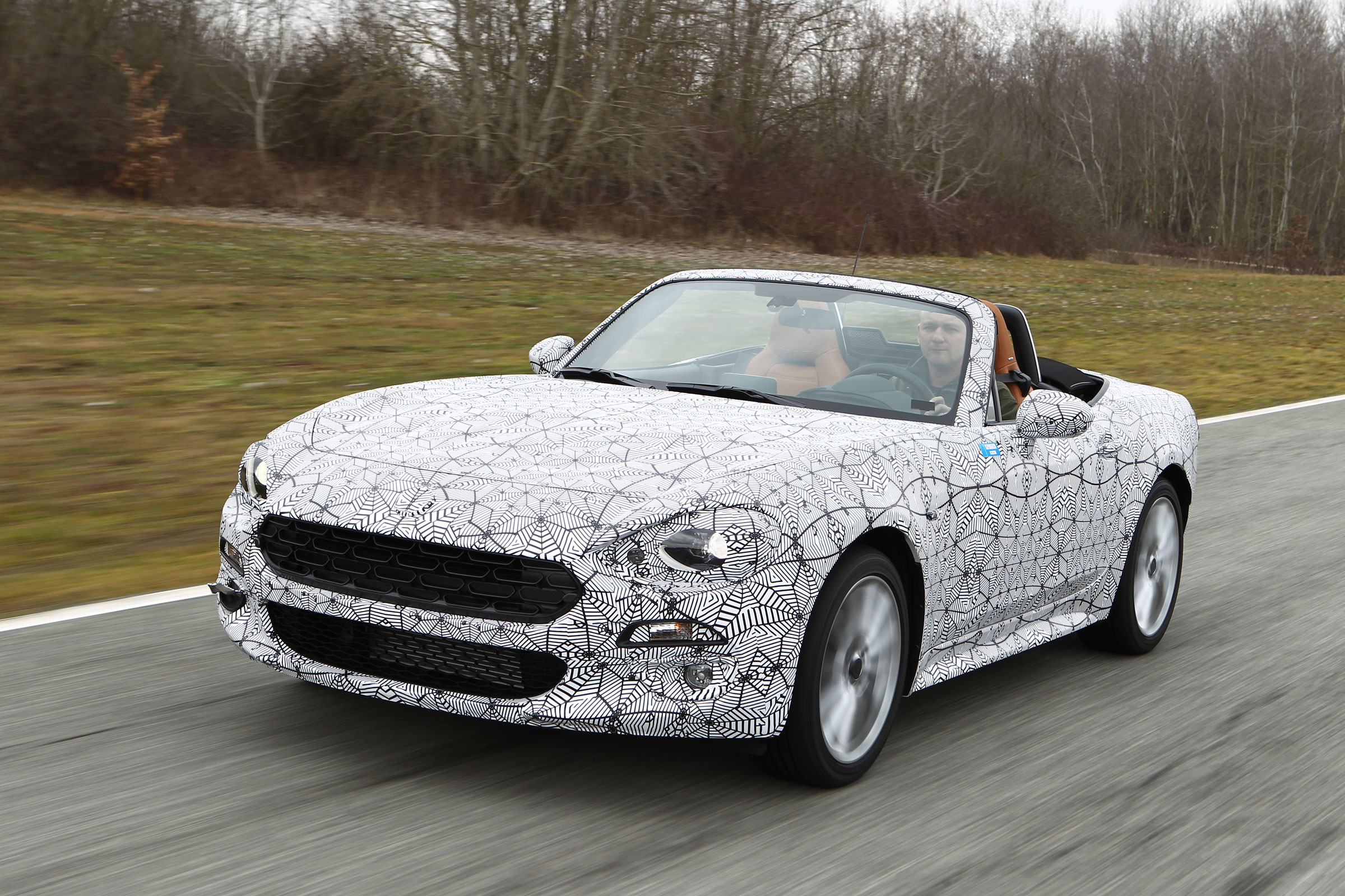 Fiat 124 Spider front tracking