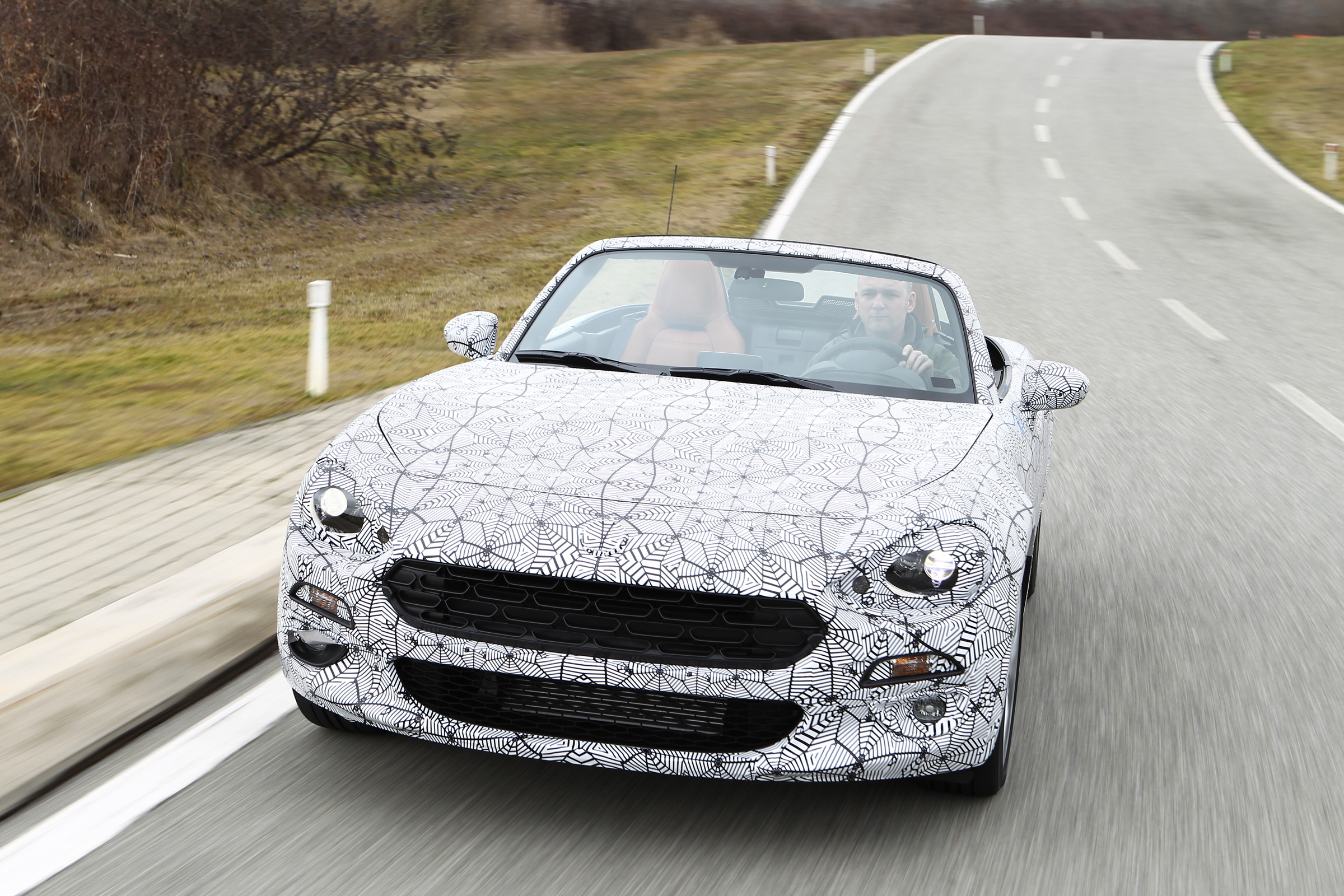 Fiat 124 Spider front tracking 2