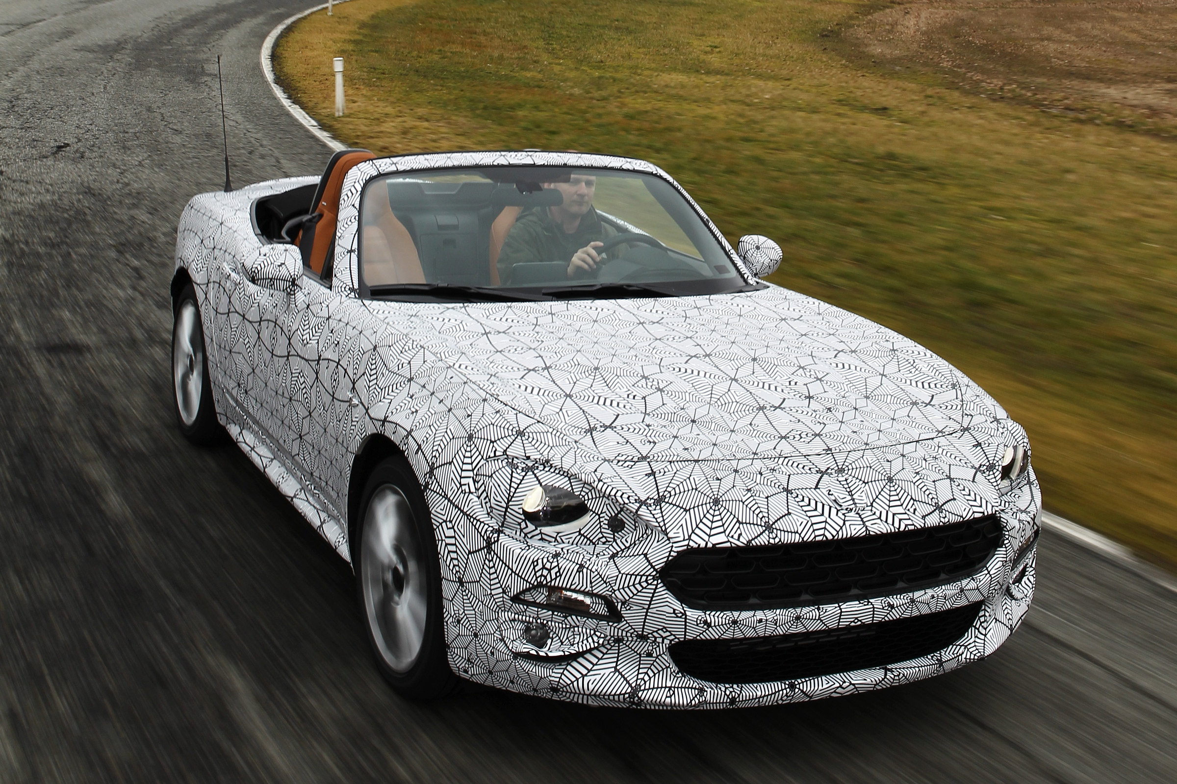 Fiat 124 Spider front tracking 3