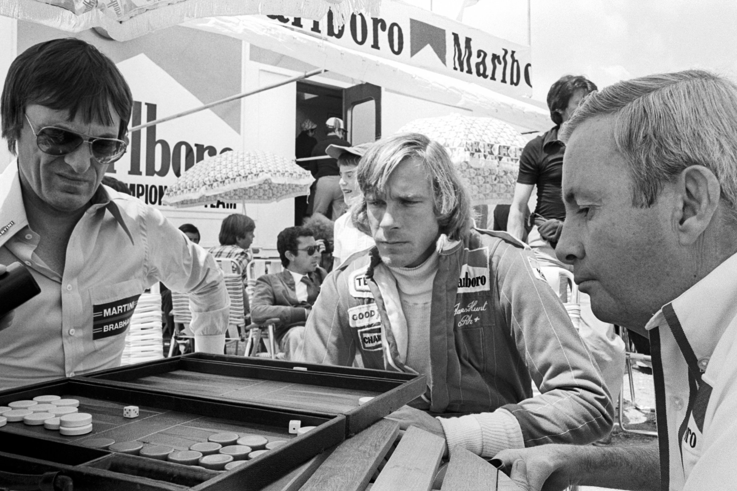 Bernie Ecclestone plays backgammon in the paddock with James Hunt in 1977