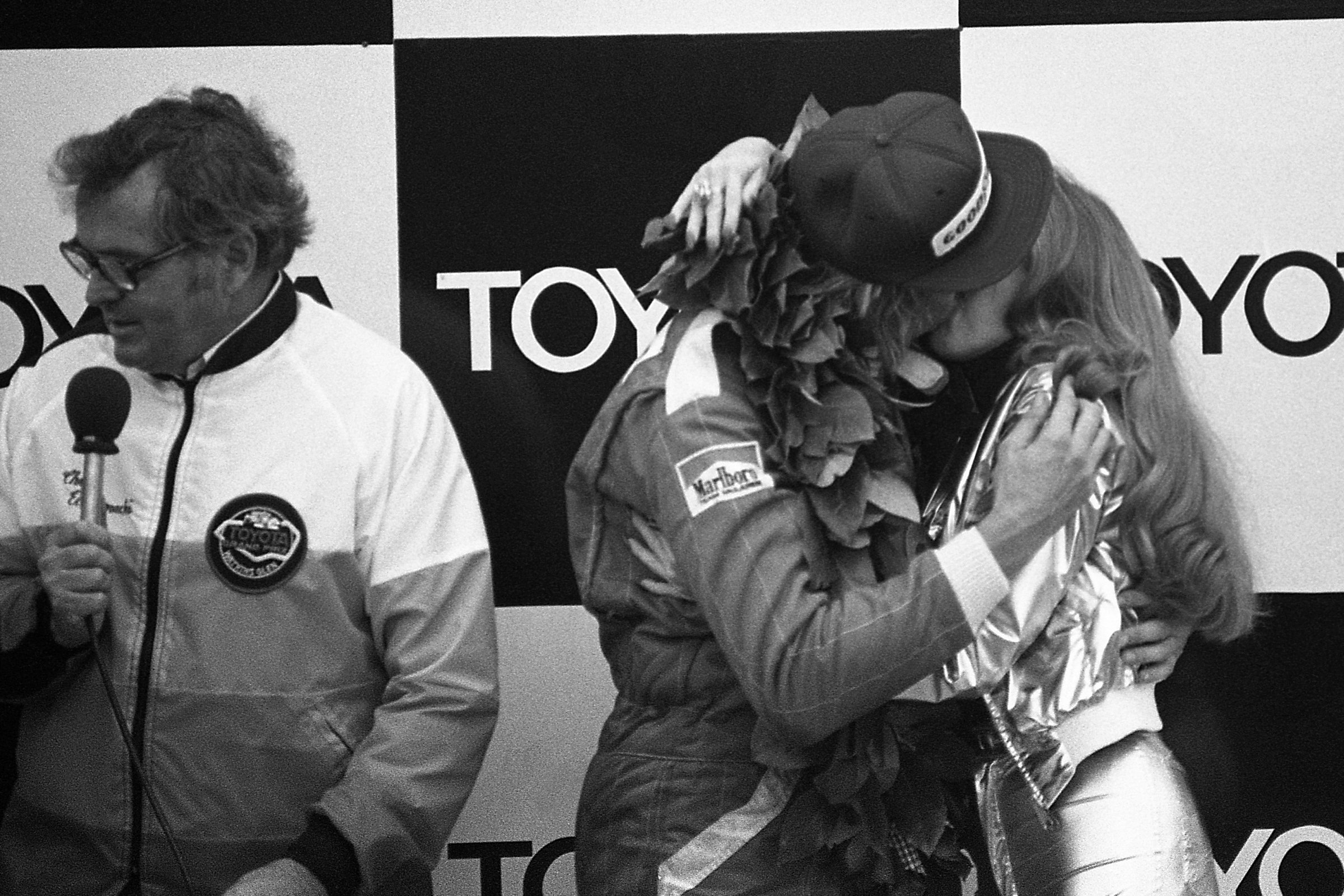 ￼Race winner Hunt celebrates at the 1977 United ￼States Grand Prix
