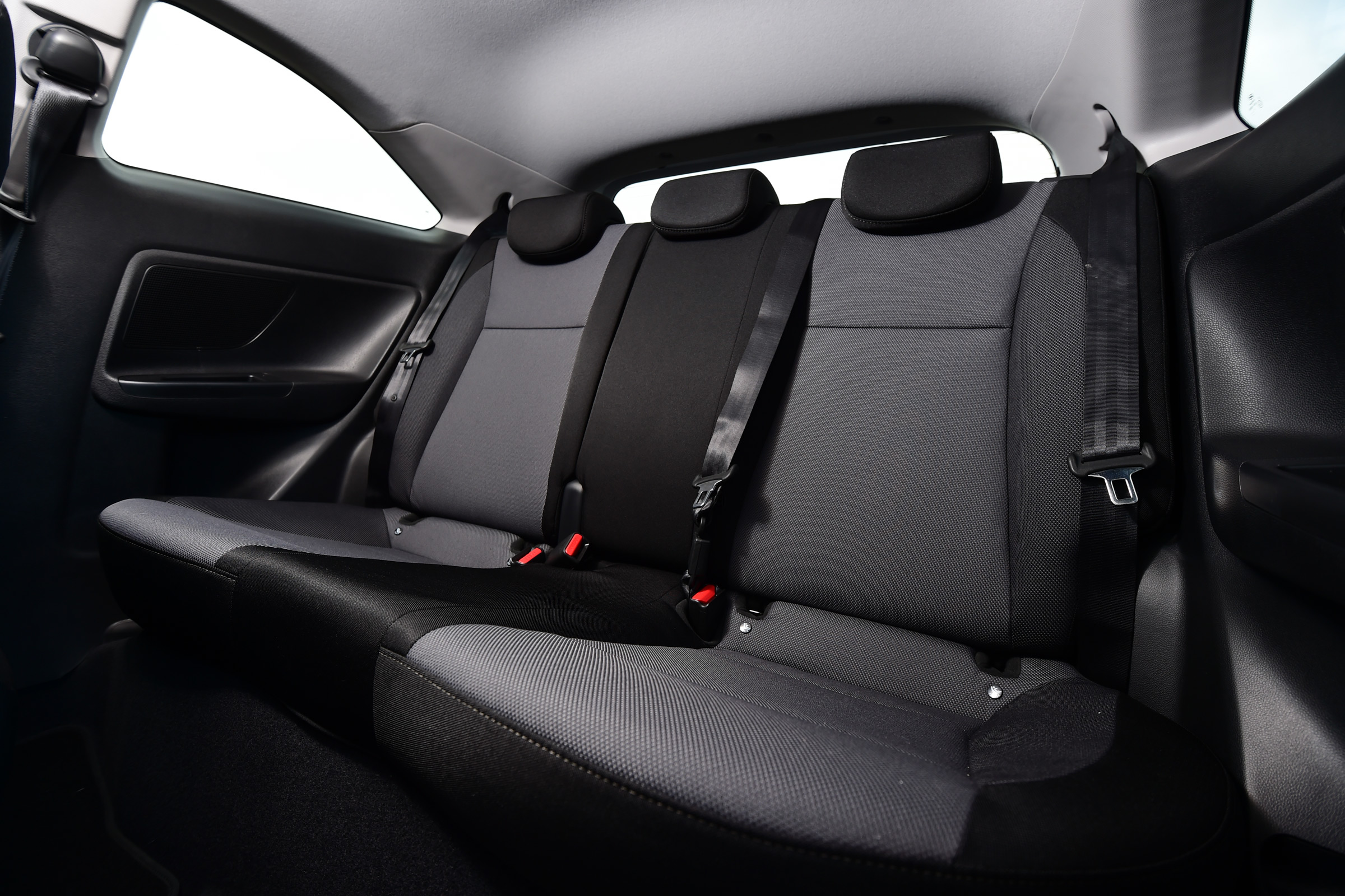 Hyundai i20 Coupe 1.0 T-GDi 2016 - rear seats
