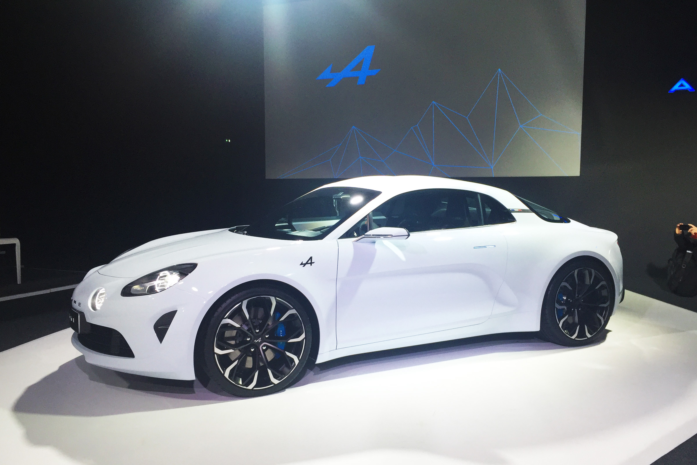 Renault Alpine Vision concept - show reveal front quarter