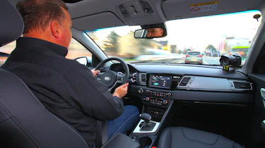Kia Niro 2016 review - Steve Fowler driving