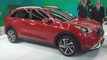 Kia Niro 2016 - chicago front quarter 2