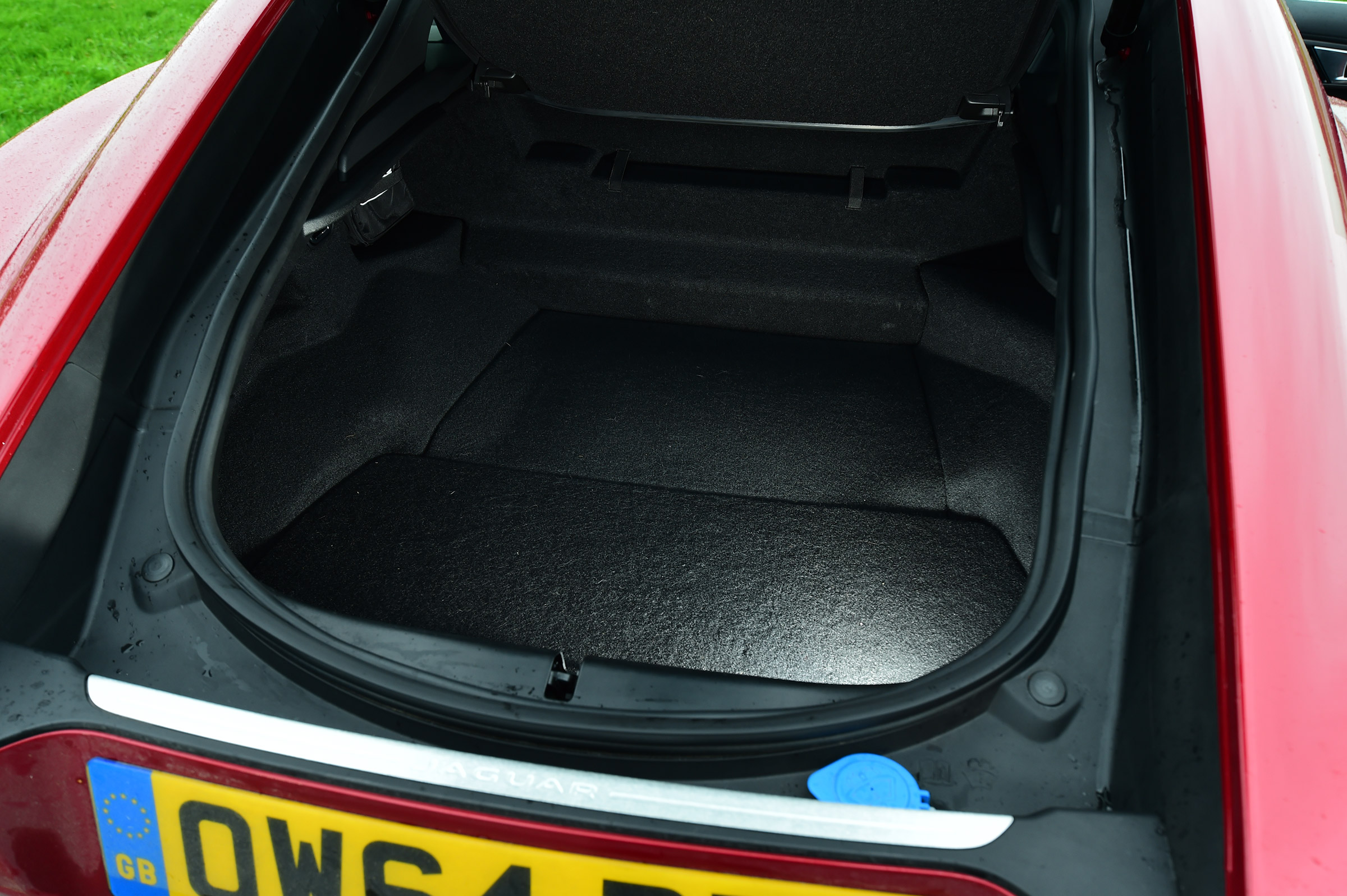 Jaguar F-Type R - boot