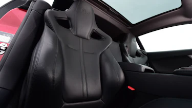 Jaguar F-Type R - seats