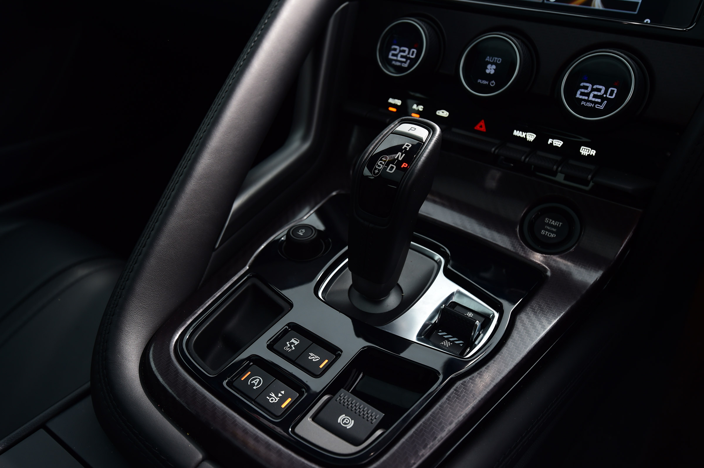 Jaguar F-Type R - centre console