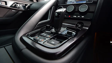 Jaguar F-Type R - infotainment