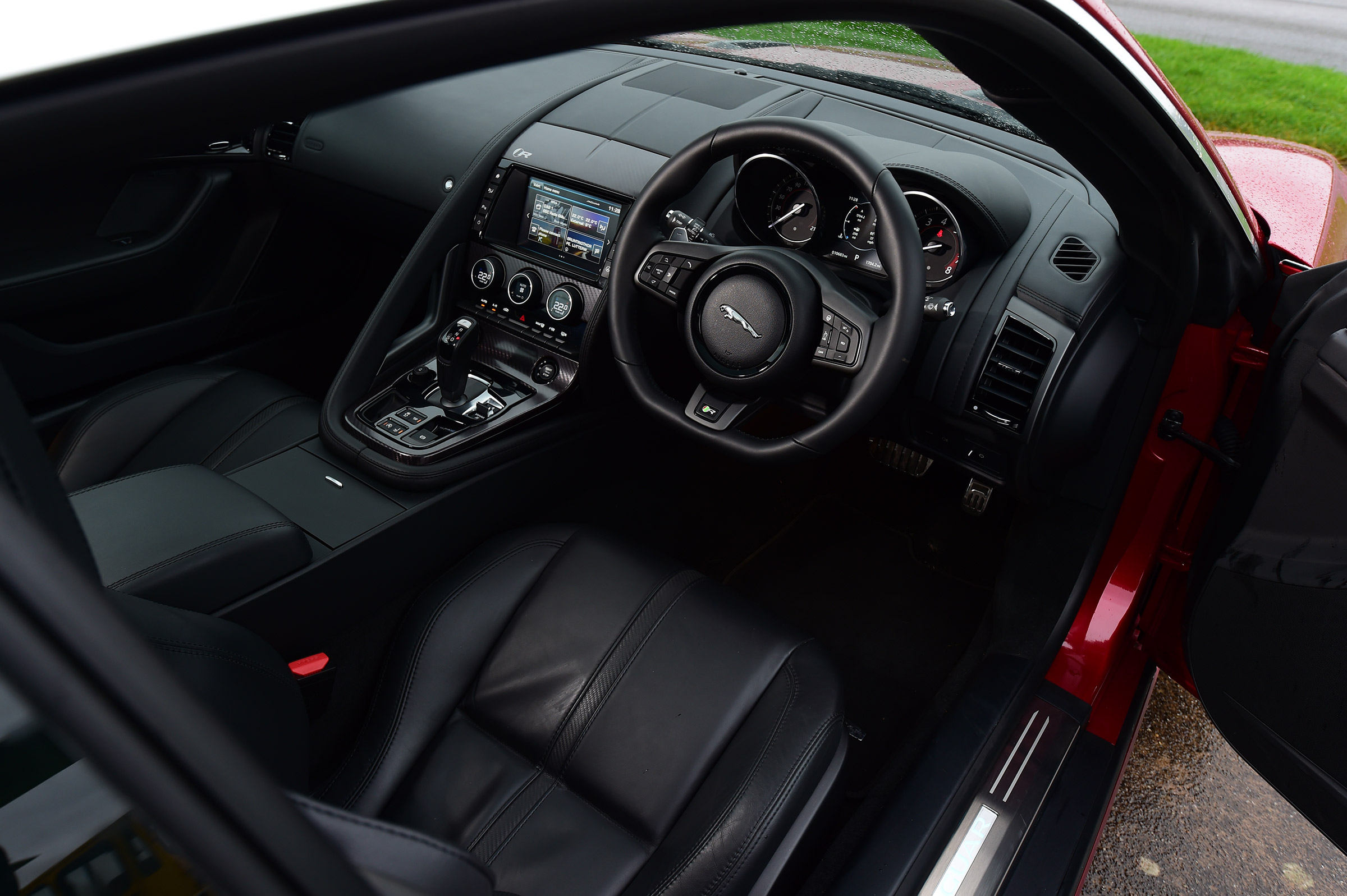 Jaguar F-Type R - dash
