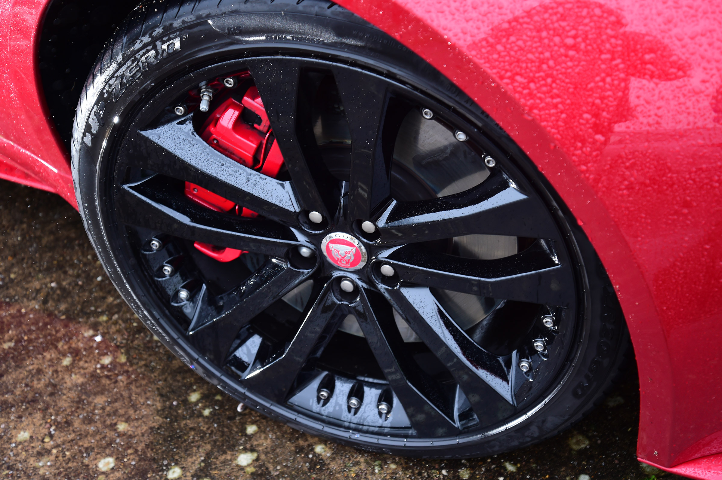 Jaguar F-Type R - wheel detail