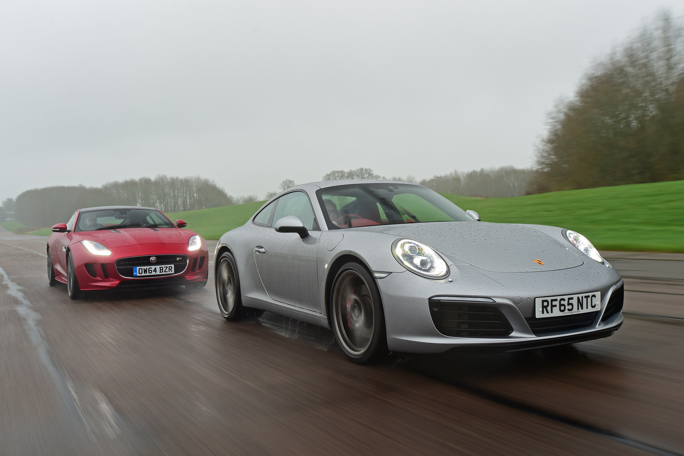 Porsche 911 Carrera S vs Jaguar F-Type R
