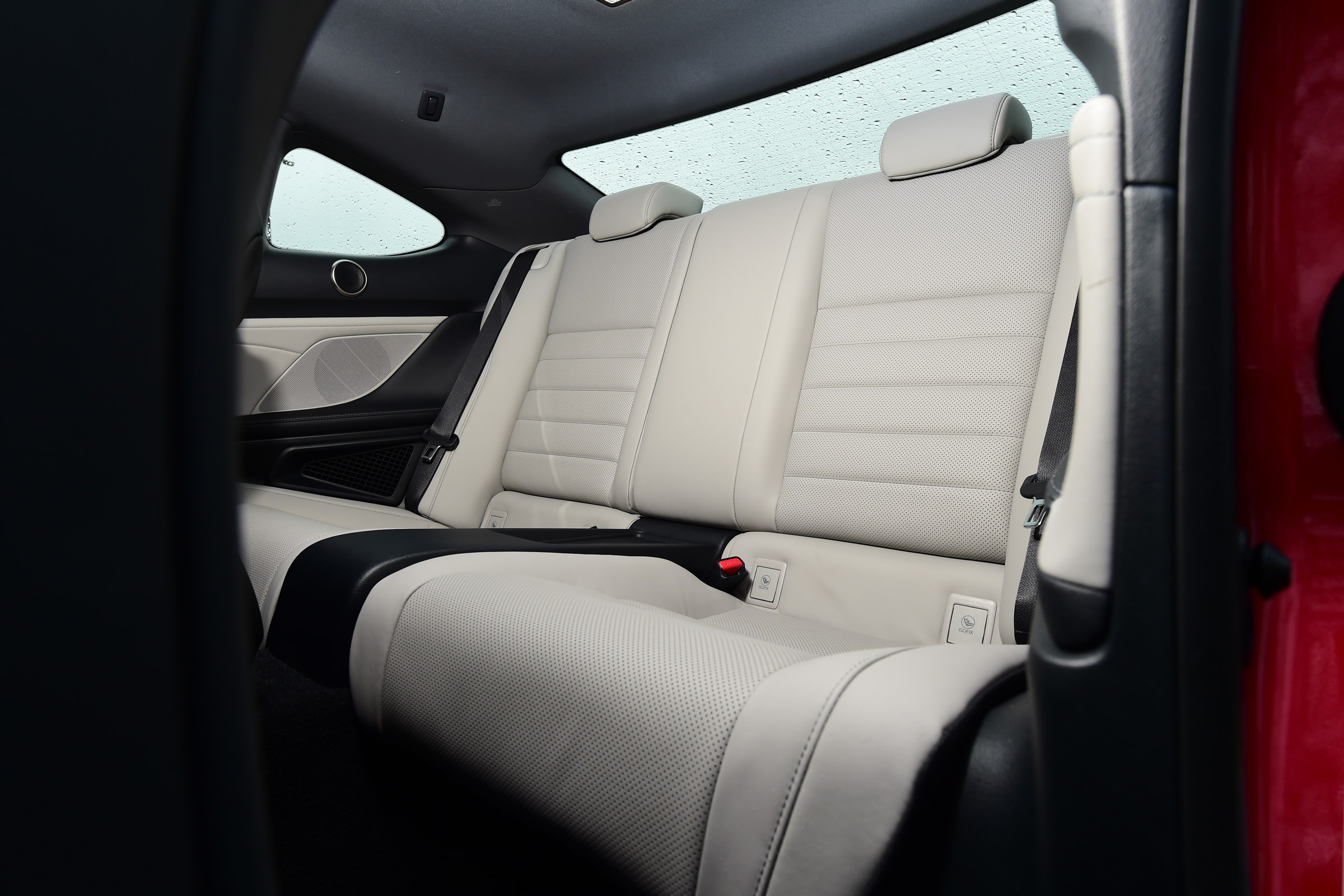 Lexus RC 300h 2016 - rear seats