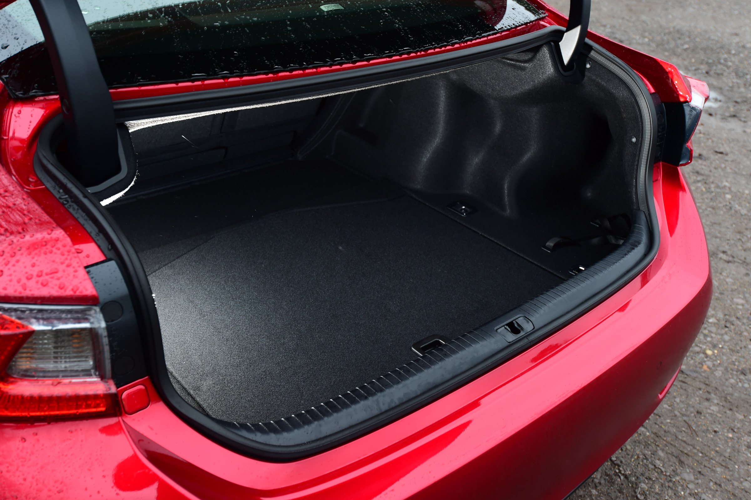 Lexus RC 300h 2016 - boot space