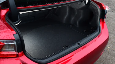 Lexus RC 300h 2016 - boot space