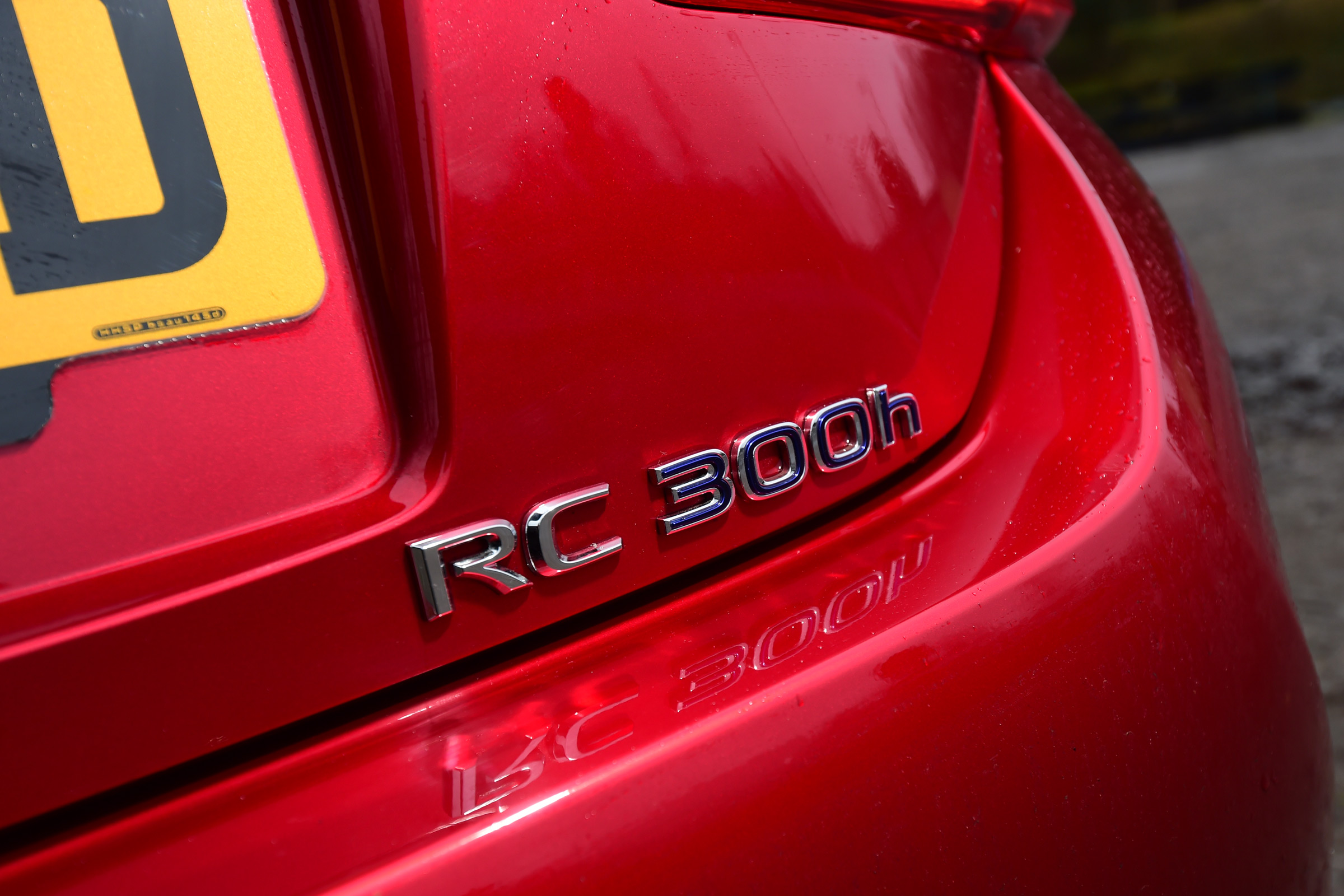 Lexus RC 300h 2016 - badge