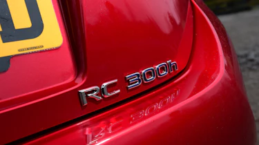Lexus RC 300h 2016 - badge