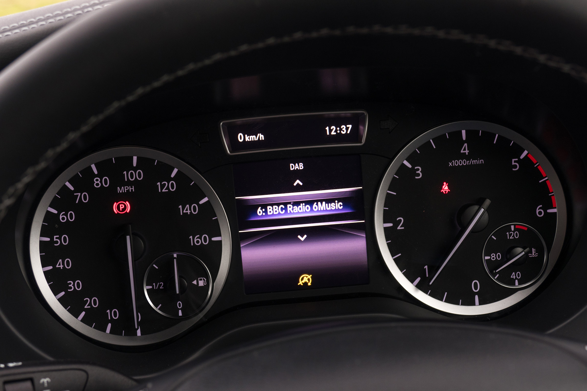 Infiniti Q30 - dials