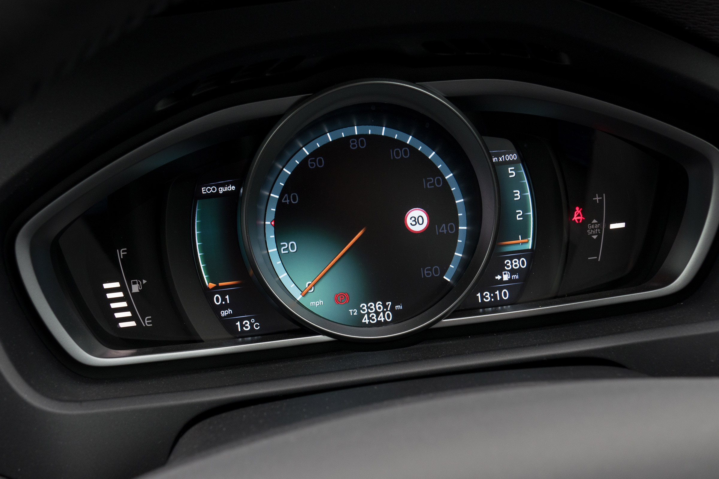 Volvo V40 - dials