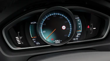 Volvo V40 - dials