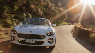 Fiat 124 Spider - head on