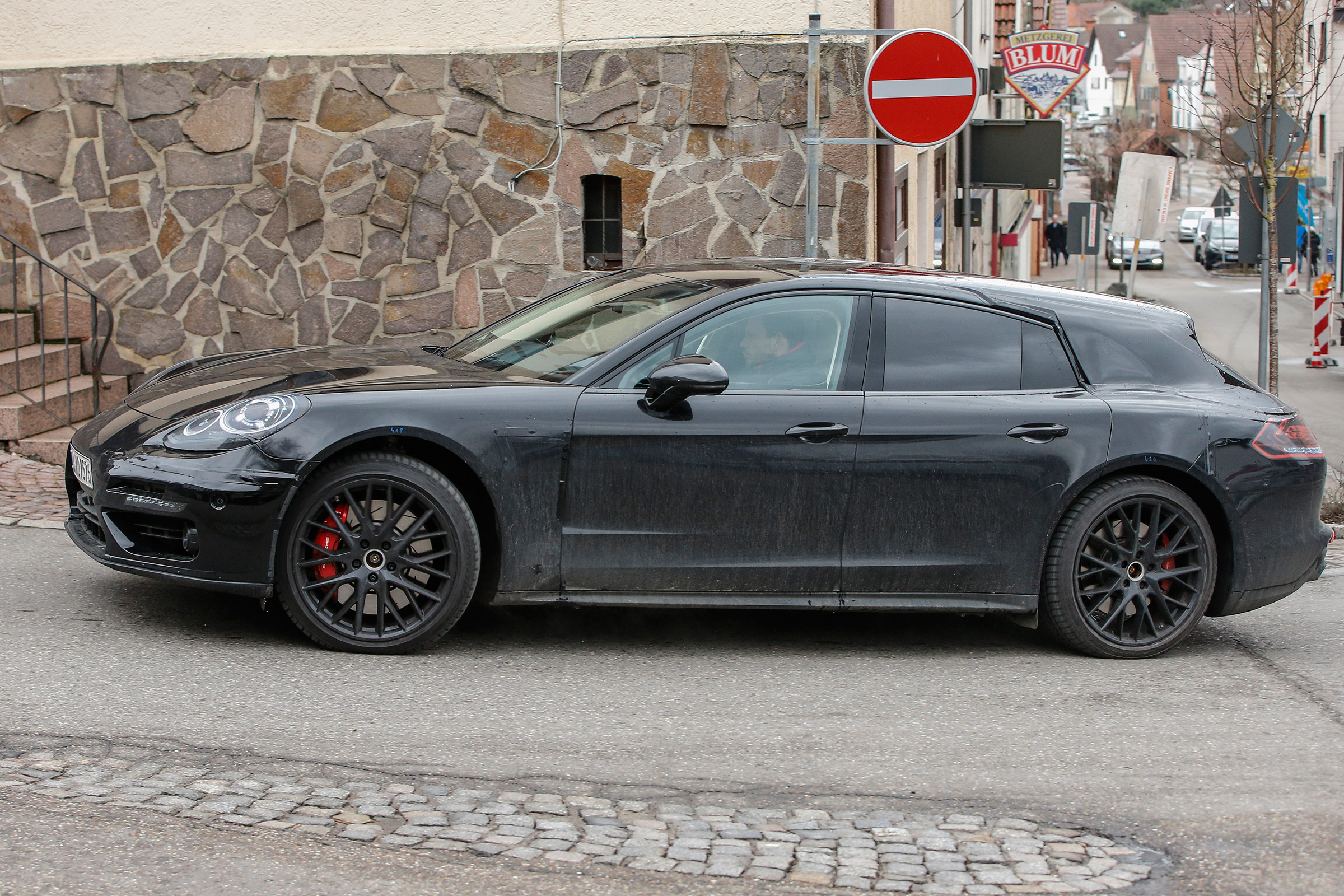 Porsche Panamera Sport Turismo side front