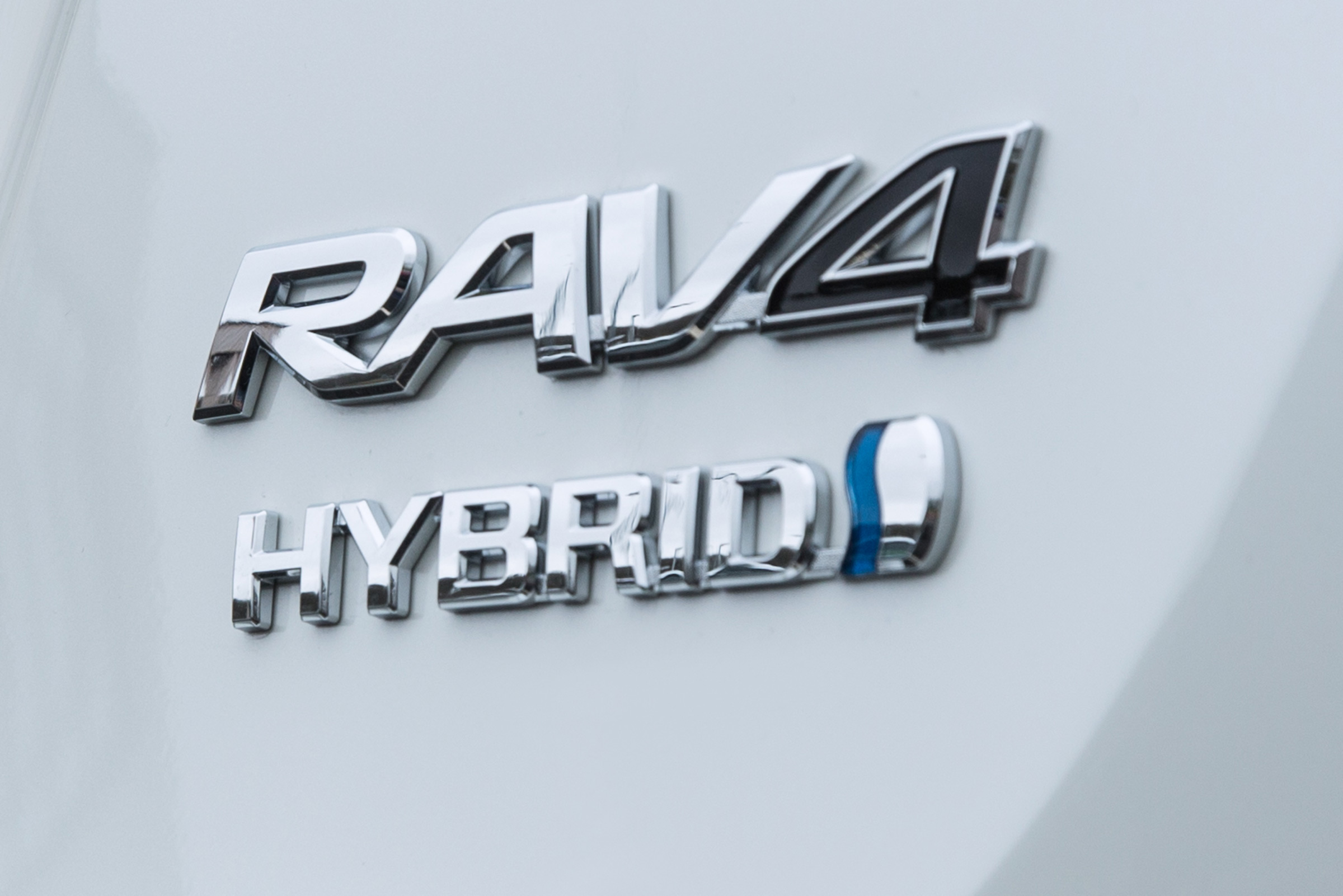 Toyota RAV4 Hybrid UK 2016 - badge