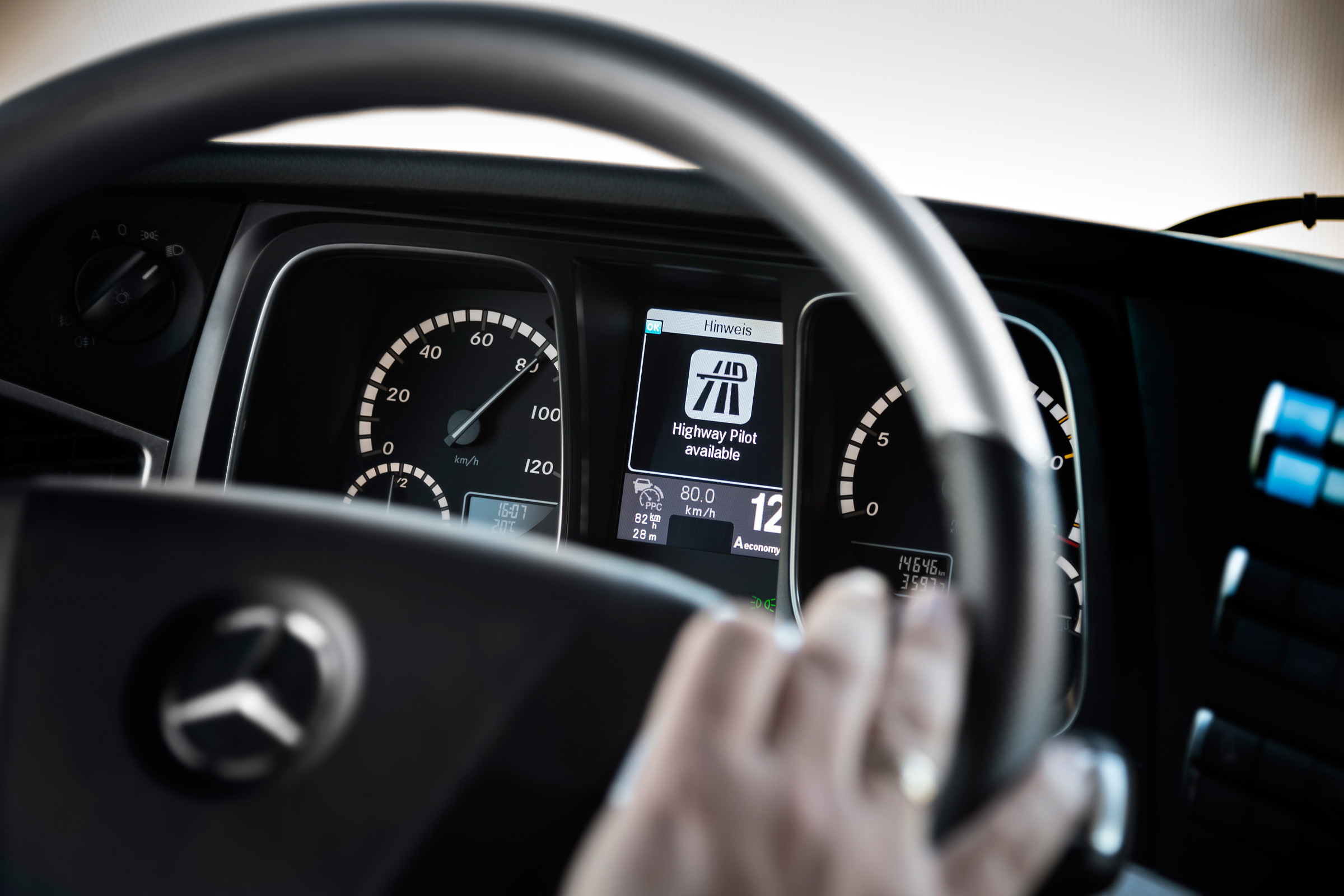 Mercedes Highway Pilot lorry - instrument cluster