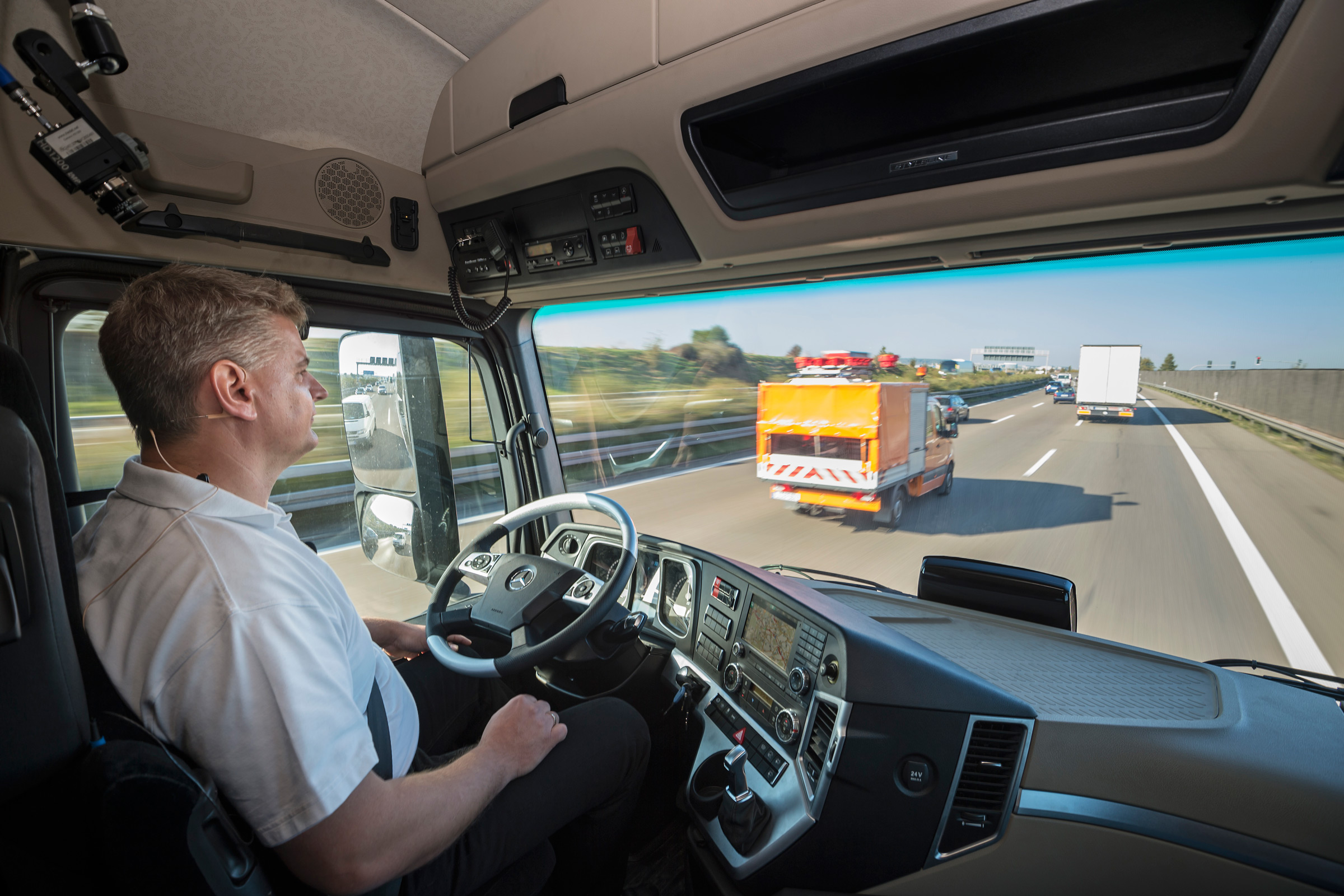Mercedes Highway Pilot lorry - driver