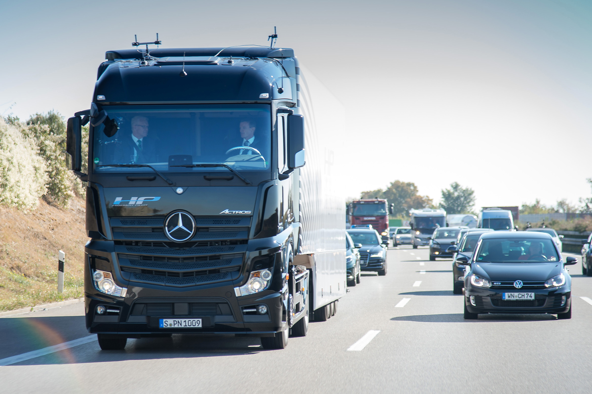 Mercedes Highway Pilot lorry - front tracking 2