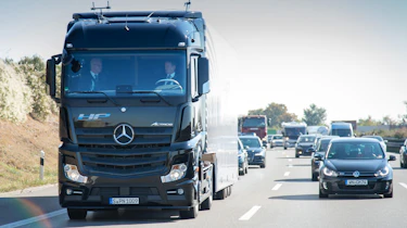 Mercedes Highway Pilot lorry - front tracking 2