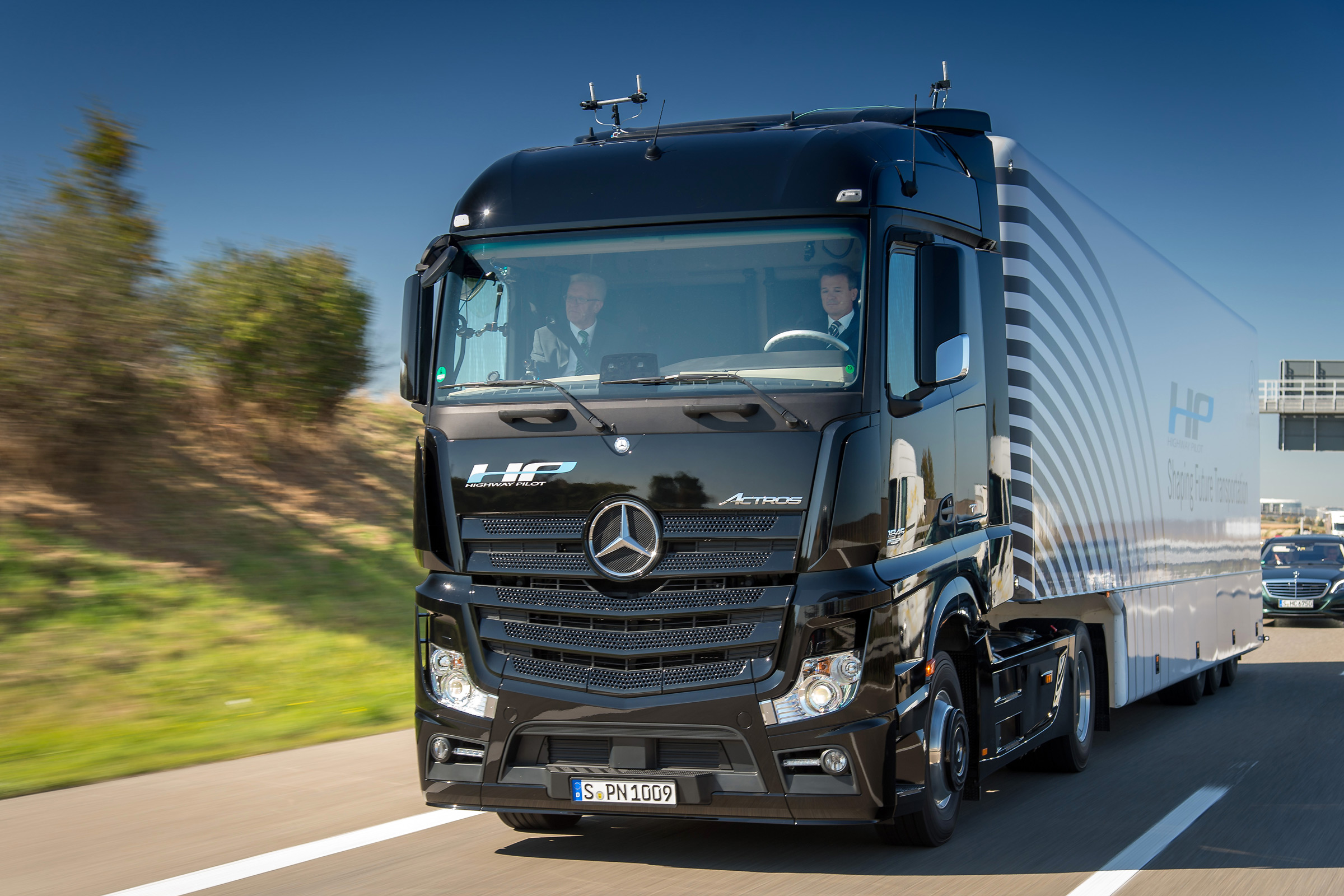 Mercedes Highway Pilot lorry - front tracking 3