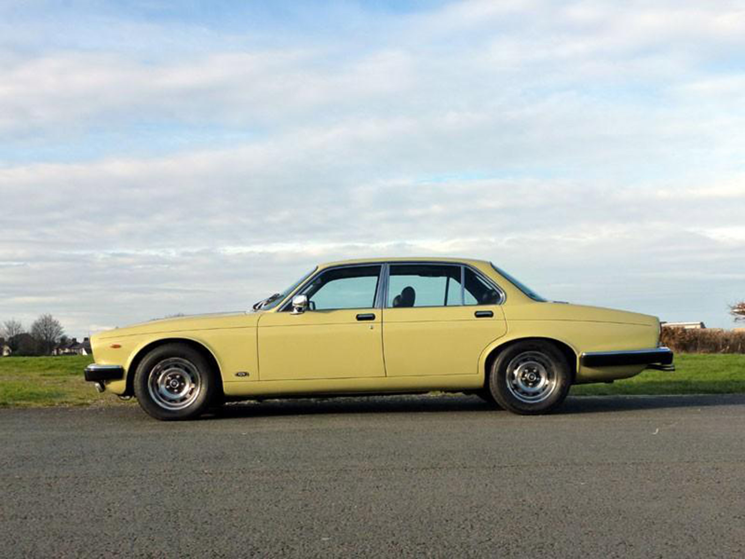 Minder Cars - Daimler side profile