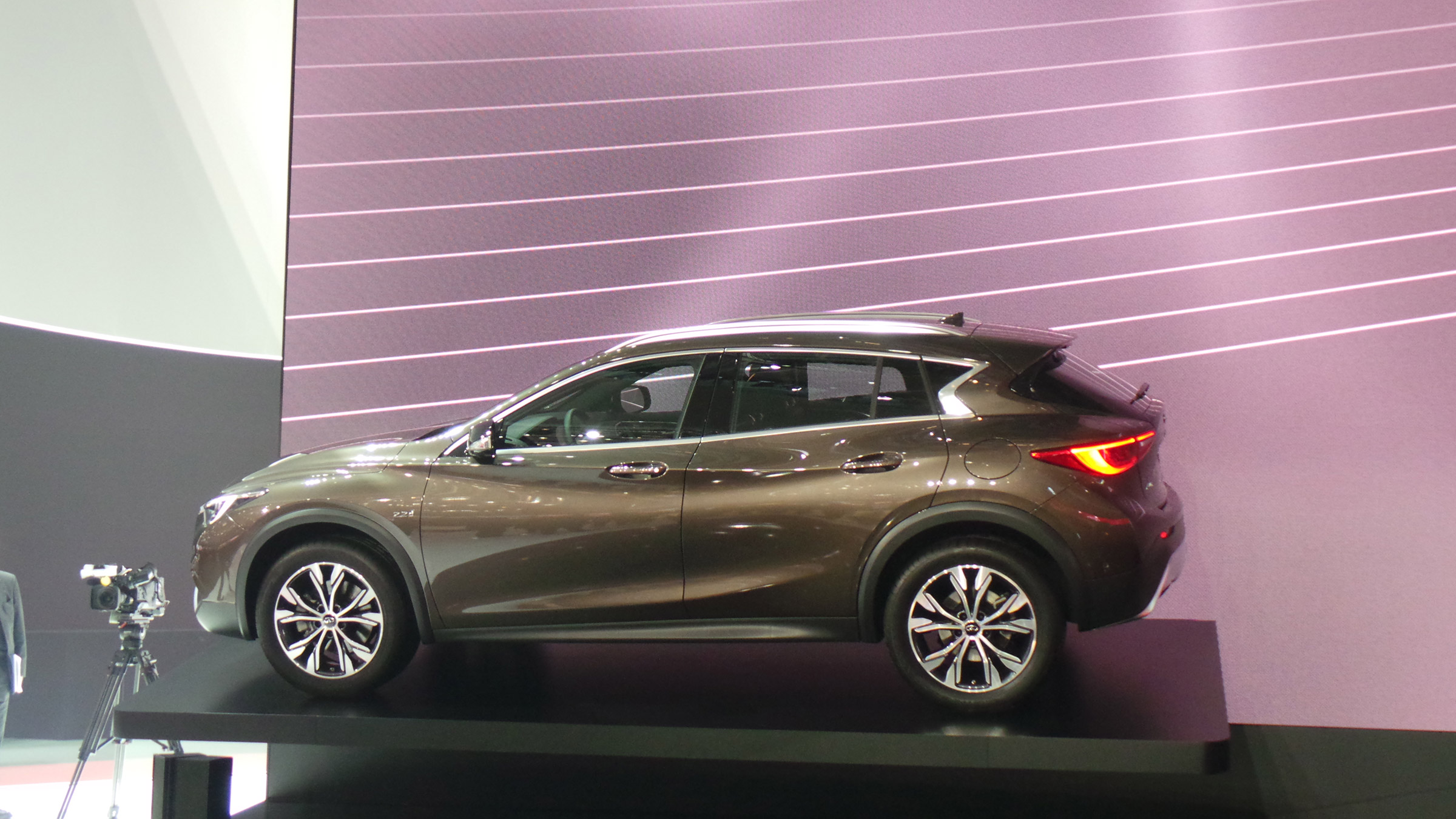 Infiniti QX30 Geneva - side