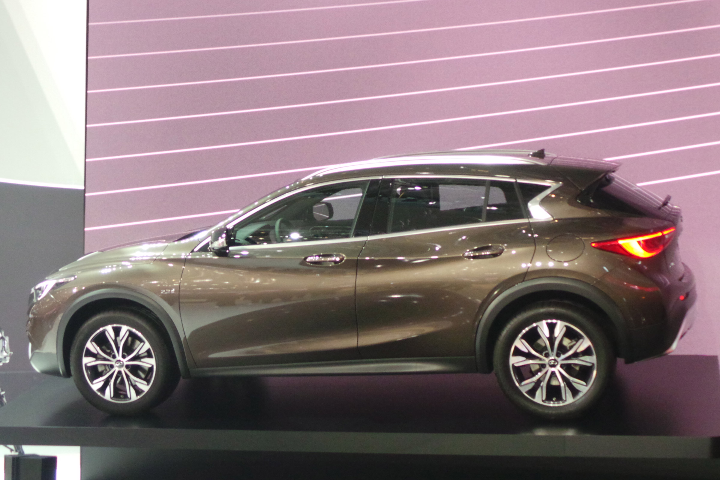 Infiniti QX30 Geneva - side