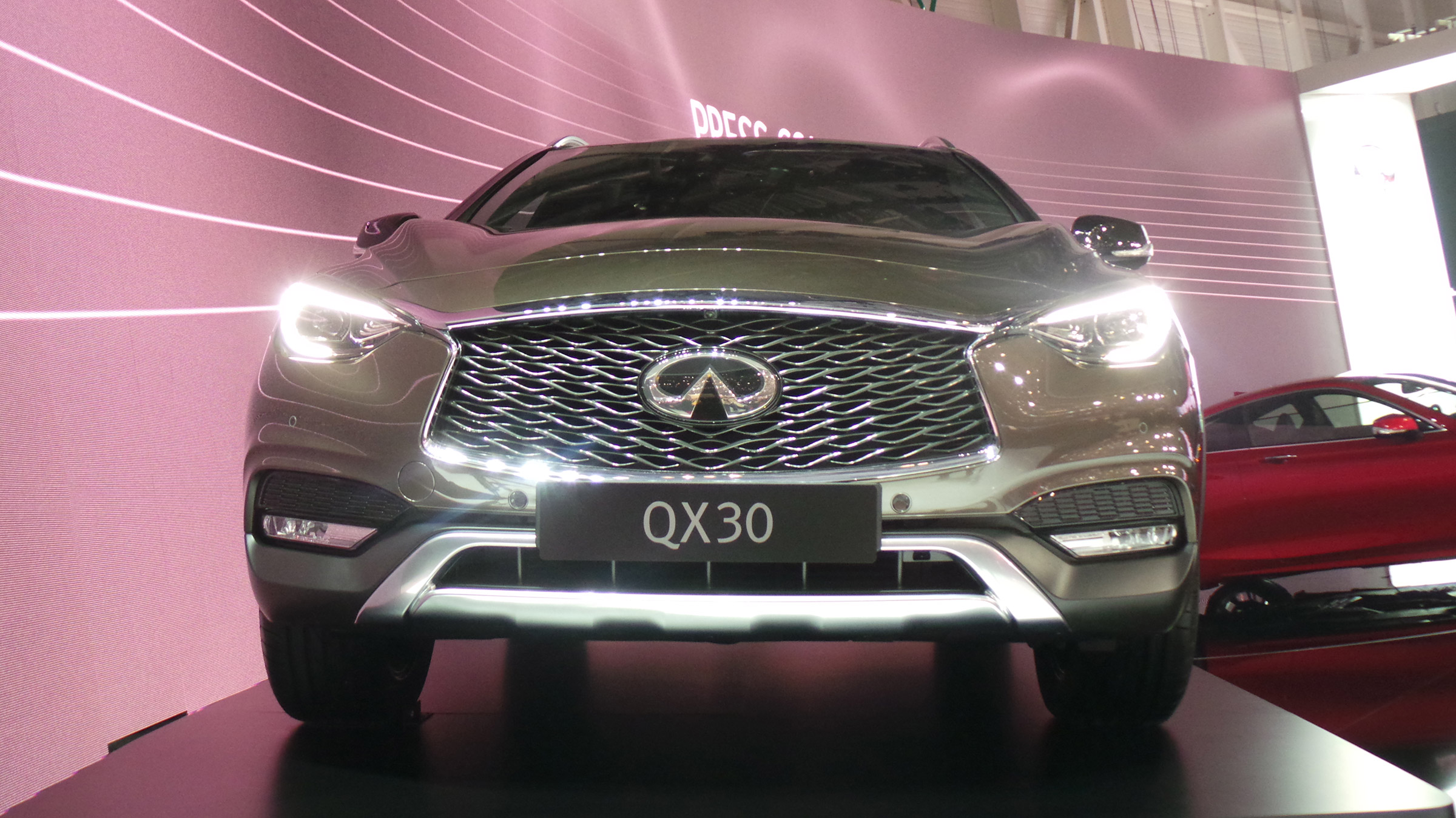 Infiniti QX30 Geneva - front