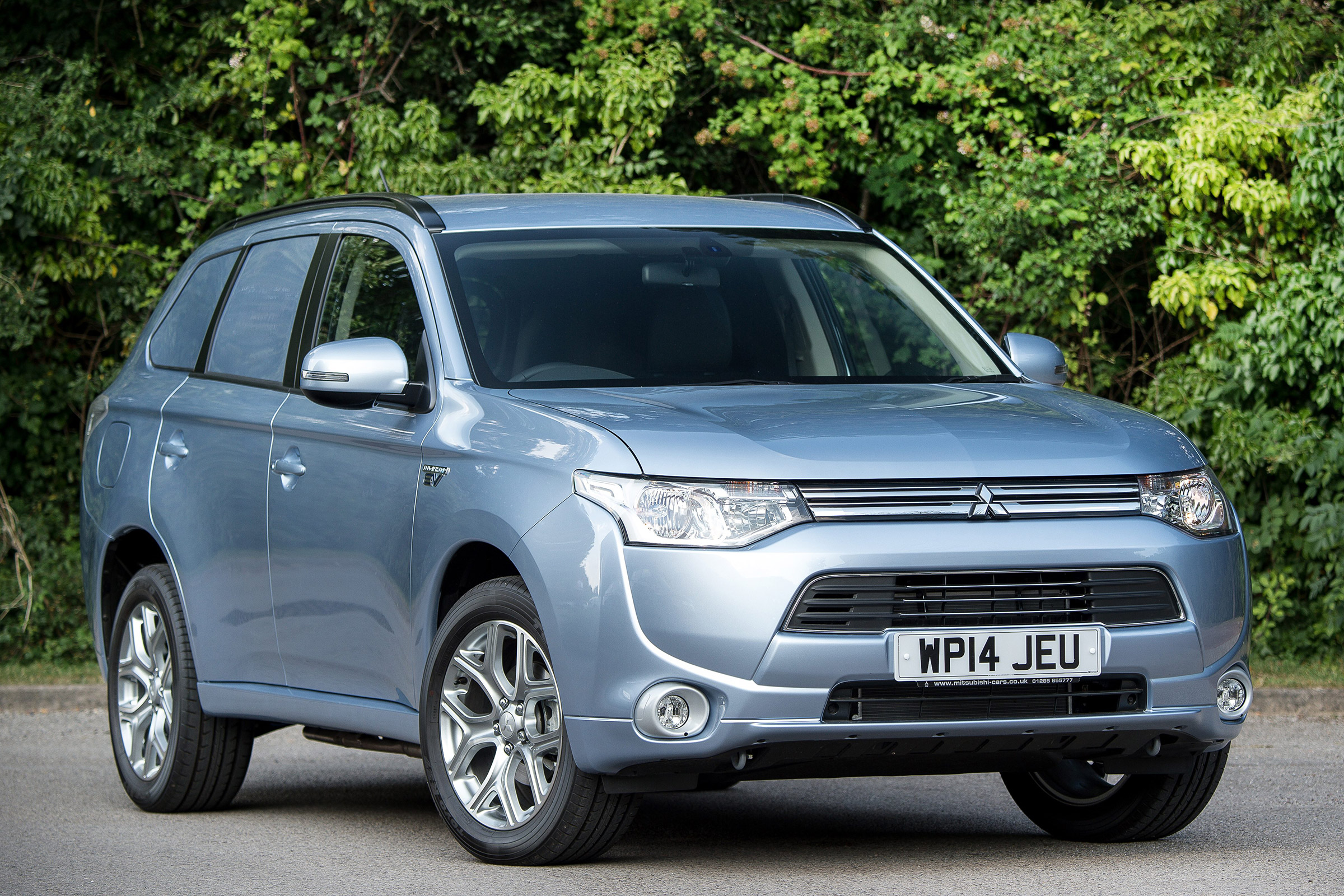 Mitsubishi Outlander PHEV - front