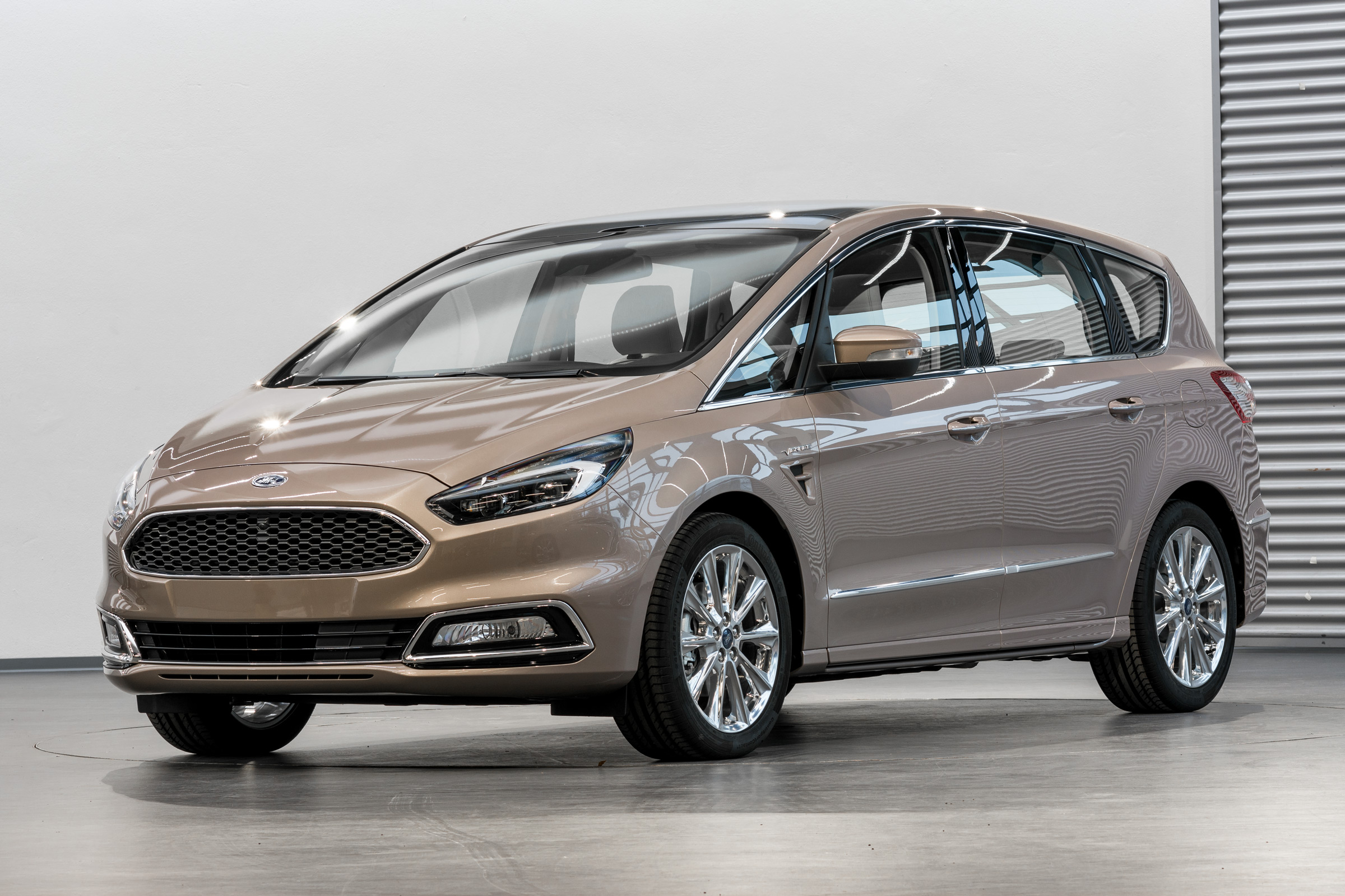 Ford S-MAX Vignale - studio front quarter