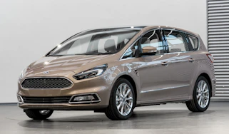 Ford S-MAX Vignale - studio front quarter