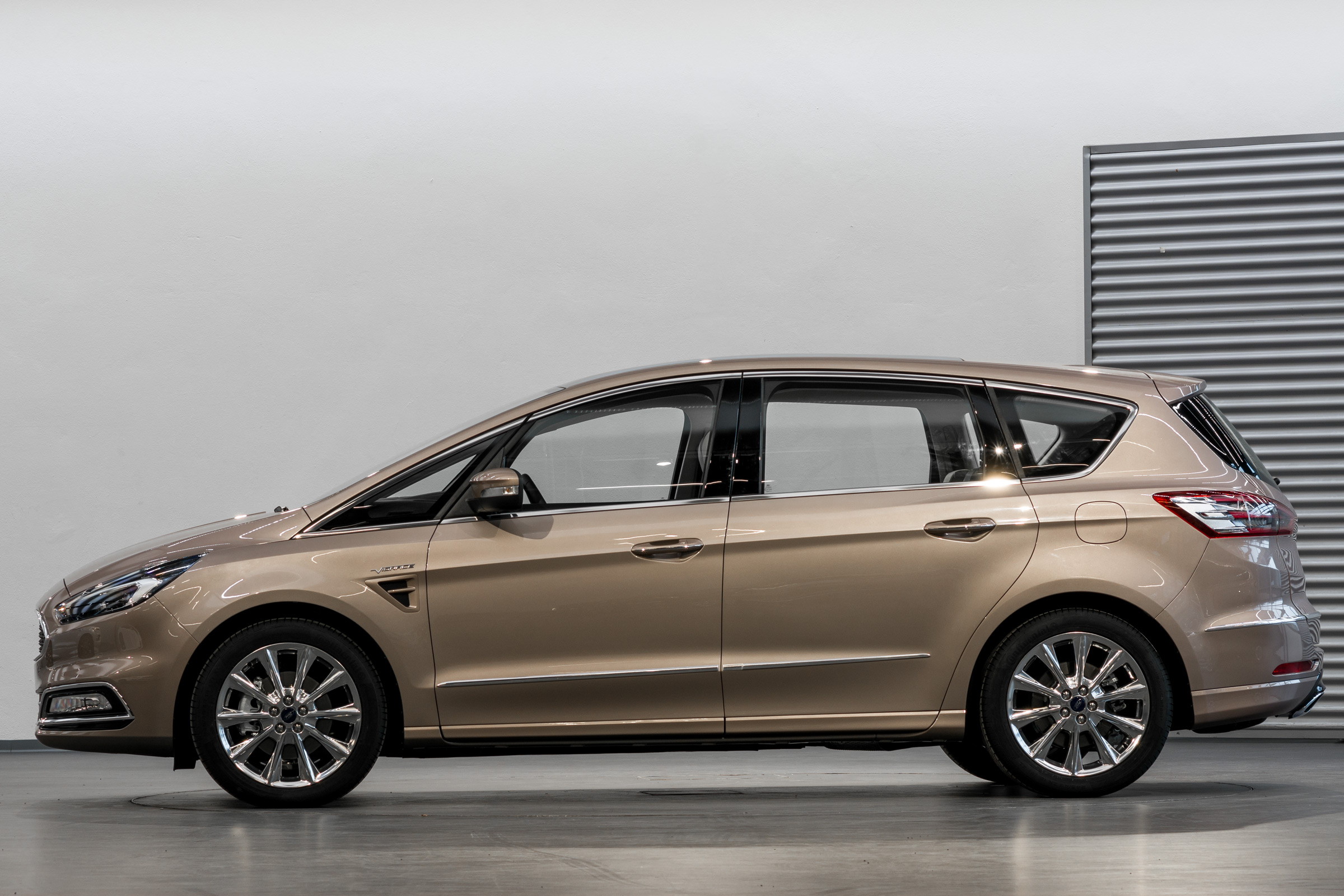 Ford S-MAX Vignale - studio side