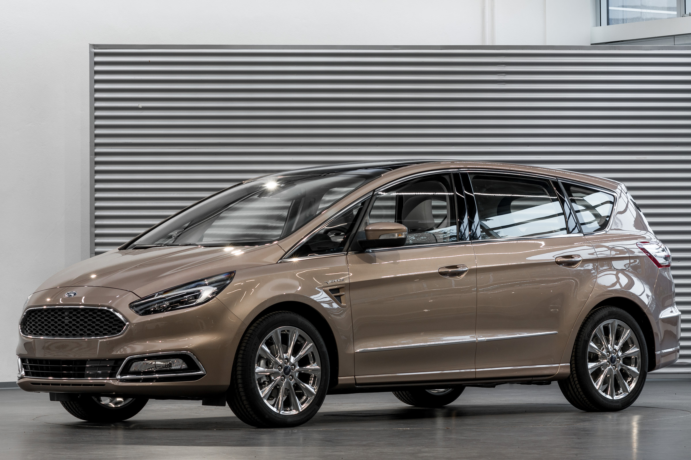 Ford S-MAX Vignale - studio front quarter 2